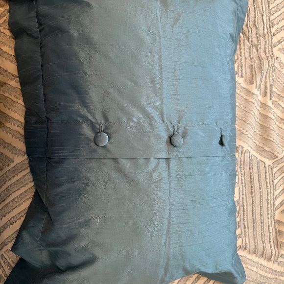 Full Queen Duvet and Shams Sandy Wilson. Used on guest bed only!! - Picture 9 of 14